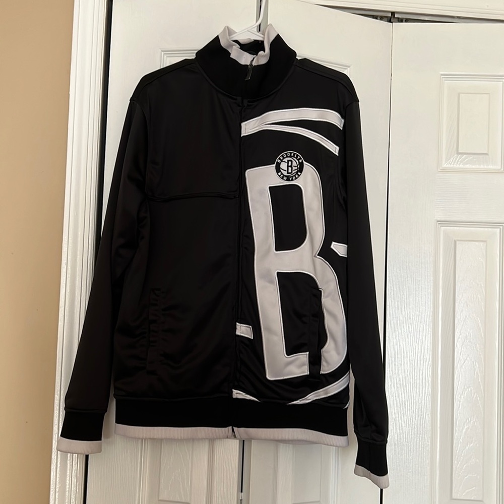 Brooklyn nets zip up hoodie, size:M , great condition.